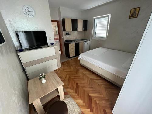 Ένα ή περισσότερα κρεβάτια σε δωμάτιο στο Budva Apartments