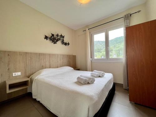 a bedroom with a bed with two towels on it at Alea Villa in Skala Rachoniou