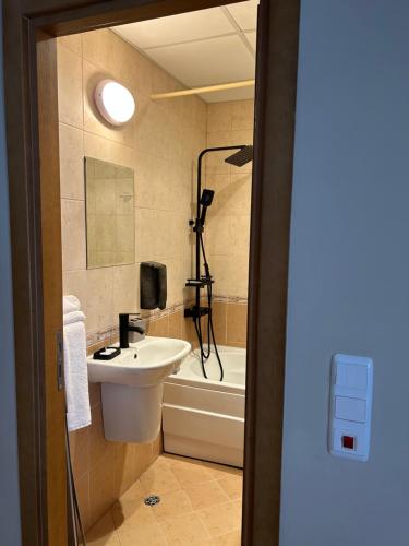 y baño con lavabo, aseo y bañera. en Studio Deluxe Mian, en Beli Iskar