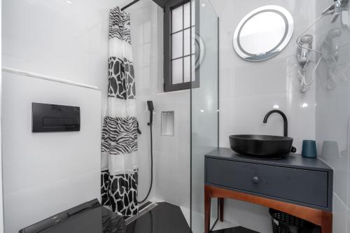 uma casa de banho com um lavatório e um espelho em Baba's Hotel & Spa em Dobra Voda