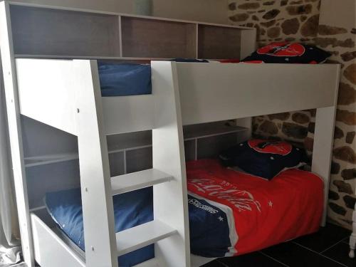 a white bunk bed with a bed in a room at Gîtes des marais du Lozon - Maison à la campagne in Remilly-sur-Lozon