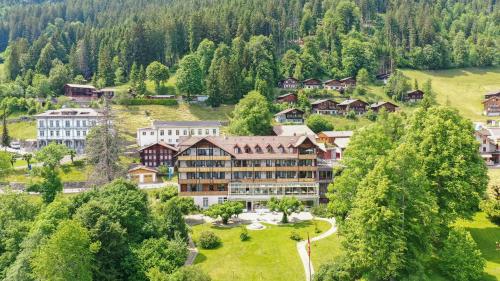 eine Luftansicht eines Resorts in den Bergen in der Unterkunft Parkhotel Beatenberg in Beatenberg