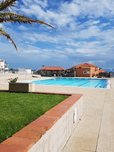 une grande piscine au milieu d'un complexe dans l'établissement T2 NEUF + BATEAU / PISCINE SUPER INFRASTRUCTURES, au Barcarès