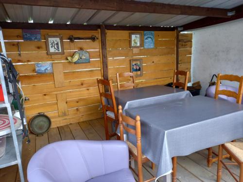 une salle à manger avec une table et des chaises dans l'établissement ADOUR FETES ET PLAISIRS, à Aureilhan