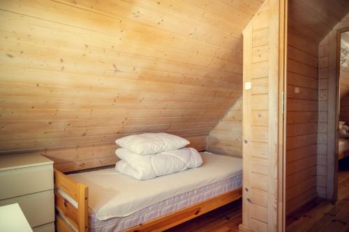 mała sauna z białymi poduszkami na górze w obiekcie ZYGAdomki w Gąskach