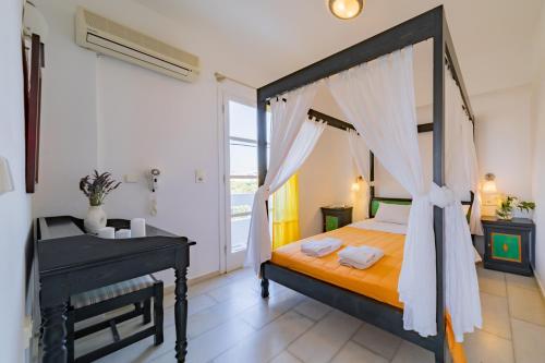 En eller flere senge i et værelse på Antonina Hotel