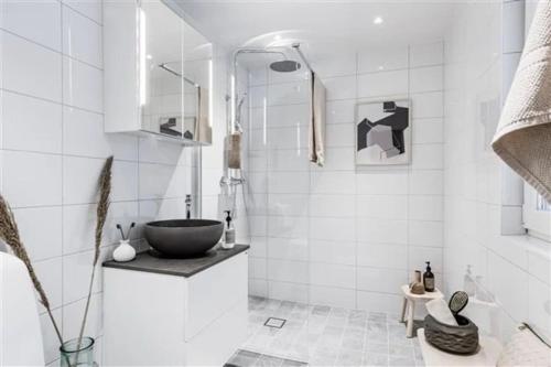 uma casa de banho com um lavatório e um chuveiro em Kullavik, 2 mil från Göteborg Villa Gläntan em Kullavik