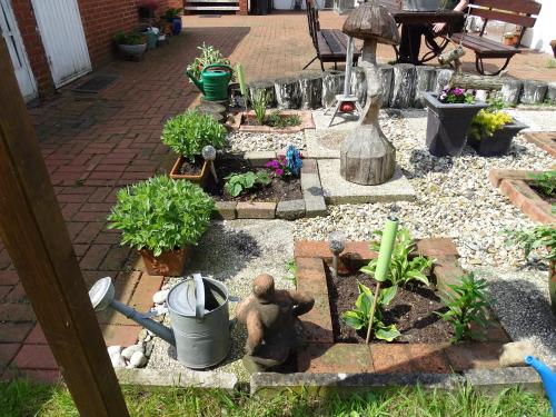 a garden with some plants and some plants at B&B Piccardie in Emlichheim