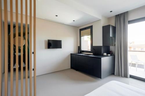 a living room with a desk and a television at Ollen apartments in Catania