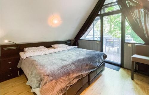1 dormitorio con cama y ventana grande en Awesome Home In Meijel With Kitchen, en Meijel
