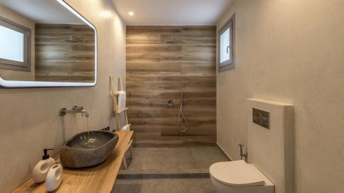 a bathroom with a sink and a toilet and a tub at Esperanza Apartments in Adamas