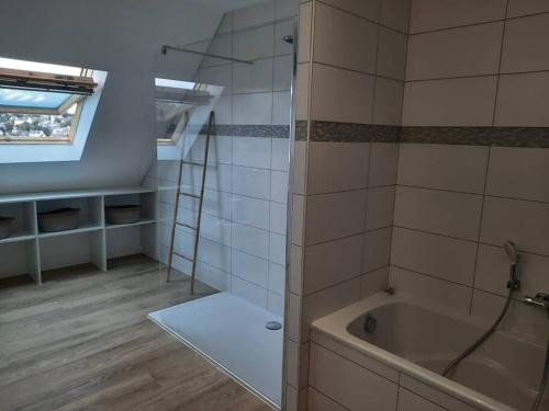une salle de bain avec douche et baignoire dans l'établissement Maison familiale en centre ville de Châteaulin, à Châteaulin