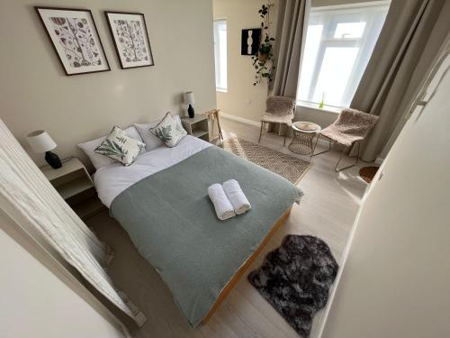 una camera da letto con un letto e due asciugamani di Cosy 1 BR, 10min drive to Bath centre,Free parking a Bath