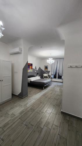 una gran sala de estar con sofá y suelo de madera. en Etna Suite Group, en Catania