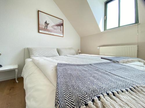1 dormitorio con 1 cama grande en el ático en Midcentury-Smart-Home am Kaßberg, en Chemnitz