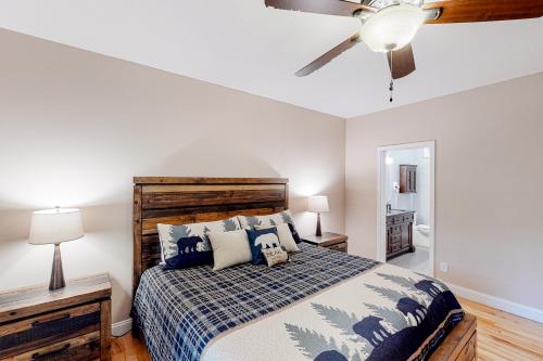 - une chambre avec un lit et un ventilateur de plafond dans l'établissement Rest on the Rocks, à Sylva