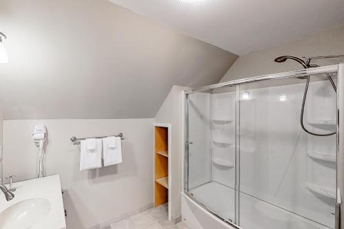 La salle de bains est pourvue d'une douche et d'un lavabo. dans l'établissement Rest on the Rocks, à Sylva