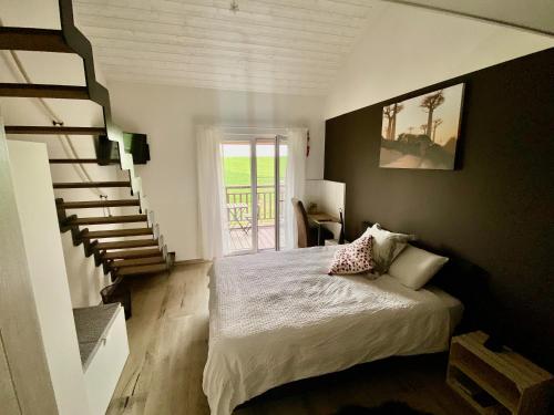 um quarto com uma cama e uma escada em B&B Les Autres Sens em Villers-la-Ville