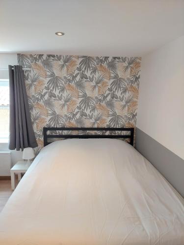 - une chambre avec un grand lit escamotable dans l'établissement ° studio 2 - Lunéville centre °, à Lunéville