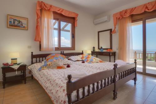 Кровать или кровати в номере Triopetra Luxury Villas Fournou Lago