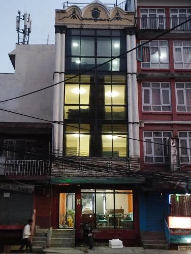 un edificio con luces en sus ventanas en Hotel Ryan, en Katmandú