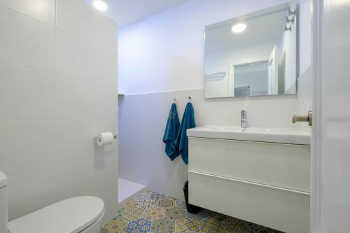 biała łazienka z umywalką i toaletą w obiekcie LOFT2STAY.COM w Maladze