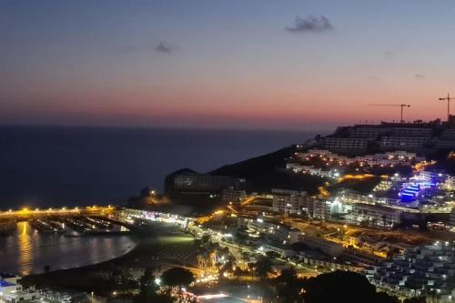 uitzicht op de stad 's nachts bij Most sunny days on Gran Canaria in Puerto Rico de Gran Canaria