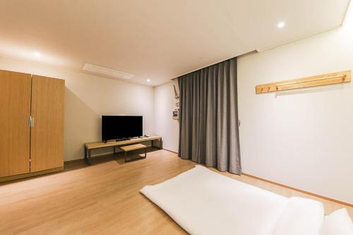 a hotel room with a bed and a television at 어라연 관광호텔 영월 in Yeongwol
