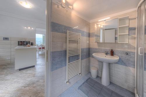 ein Bad mit einem Waschbecken und einem Spiegel in der Unterkunft Casa Otti by PortofinoHomes in Santa Margherita Ligure