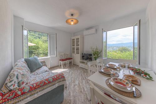 ein Wohnzimmer mit einem Sofa und einem Tisch mit Tellern darauf in der Unterkunft Casa Otti by PortofinoHomes in Santa Margherita Ligure