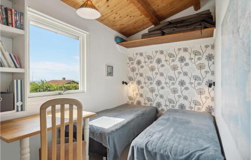 1 dormitorio con 2 camas y ventana en Cozy Home In Assens With House Sea View, en Assens