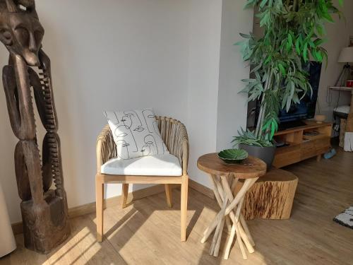 un salon avec une chaise et une table dans l'établissement Marina Bella, à Cogolin