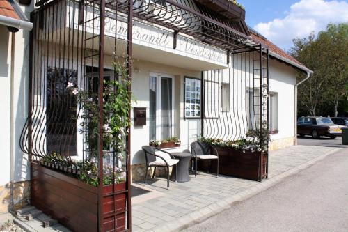 Kisbér的住宿－Rembrandt Vendégház，外面有桌椅的建筑