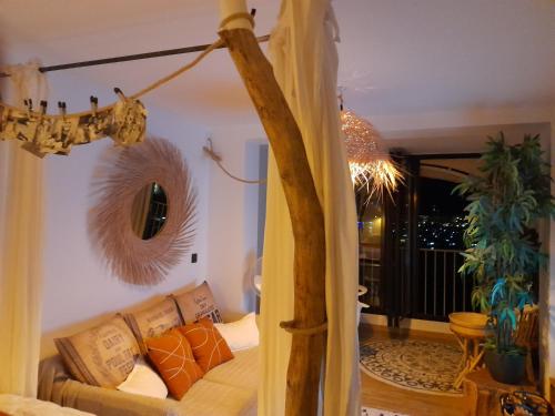 ein Wohnzimmer mit einem Sofa in einem Zimmer in der Unterkunft Marina Bella in Cogolin