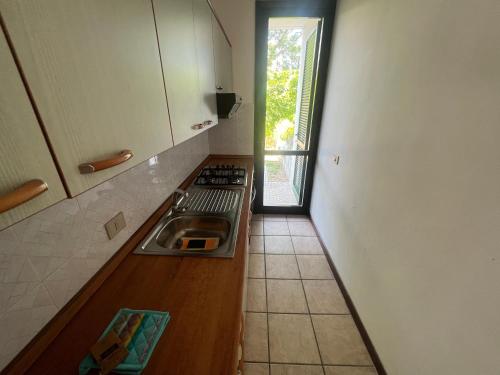 uma cozinha com um fogão e um lavatório em Mya Vacanze em Torre dell'Orso