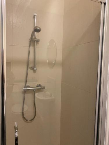 La salle de bains est pourvue d'une douche avec un pommeau de douche. dans l'établissement City Centre Ensuite Home - Free parking, near Uni & Hospital, à Sunderland