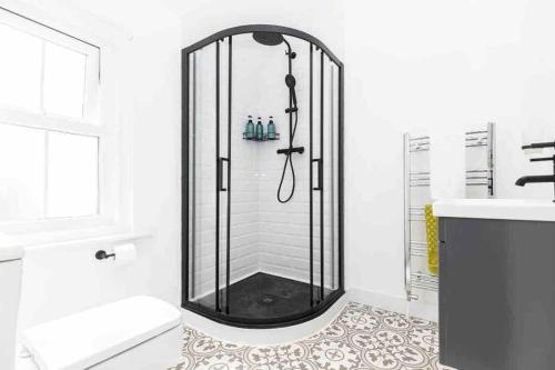 Koupelna v ubytování Sleeps 6 The Lovely Lymington Lock off