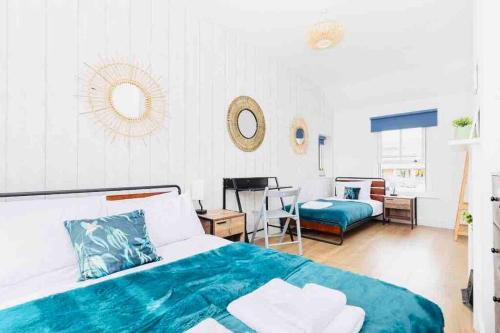 Postel nebo postele na pokoji v ubytování Sleeps 6 The Lovely Lymington Lock off