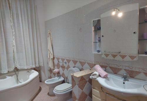 アヴォラにあるCasa Vacanze Carusoのバスルーム(トイレ、洗面台、バスタブ付)