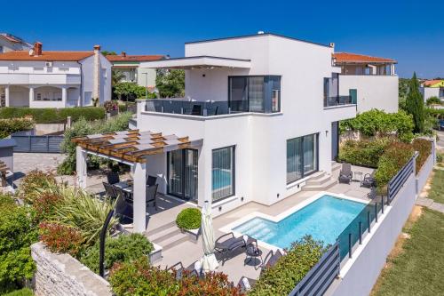 Villa Val Di Bora - Moderne 4 Sterne Ferienvilla mit Pool, Meerblick, Grill