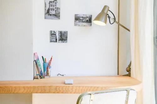 un bureau avec une lampe et une chaise dans l'établissement Le Gabian - Vieux Port de Marseille, à Marseille