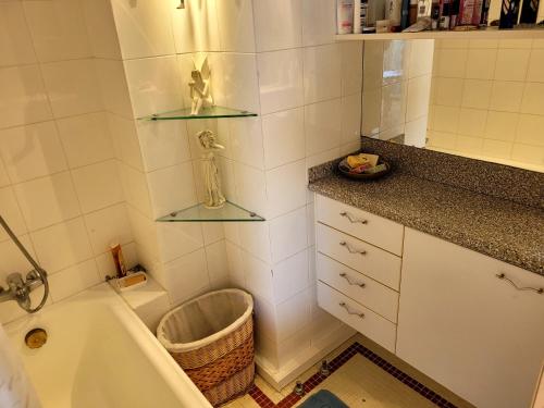 une salle de bain blanche avec une baignoire et un lavabo dans l'établissement SEA/BEACH-STUDIO MANDELIEU, à Mandelieu-la-Napoule