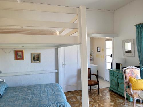 een slaapkamer met een stapelbed en een bureau bij SEA/BEACH-STUDIO MANDELIEU in Mandelieu-la-Napoule