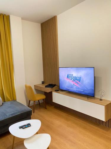 TV a/nebo společenská místnost v ubytování Уютен апартамент в сърцето на прекрасен град Варна