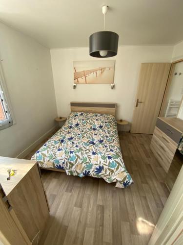 1 dormitorio con 1 cama en una habitación en 2 pièces quartier belle époque, en Bagnoles de l'Orne