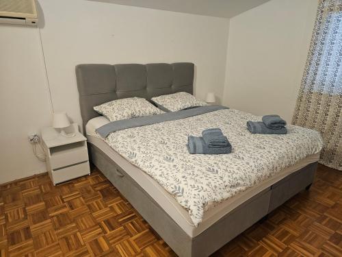 Posteľ alebo postele v izbe v ubytovaní Apartmani Viktorija