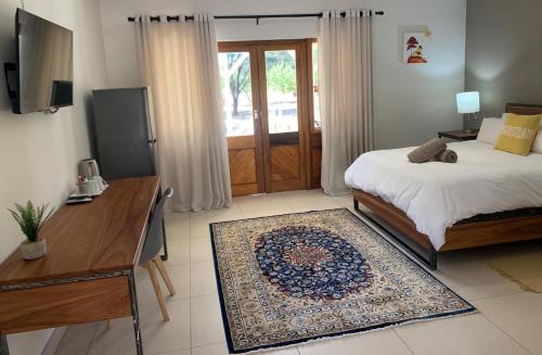 Ένα ή περισσότερα κρεβάτια σε δωμάτιο στο Otjibamba Lodge