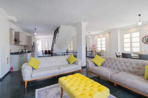 un soggiorno con 2 divani e una cucina di Villa ANATOLIAN a Antalya (Adalia)