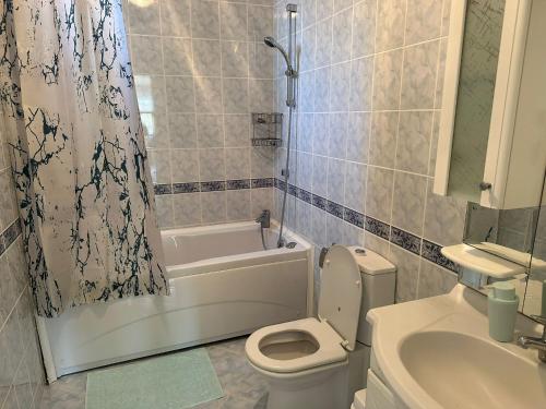 een badkamer met een toilet, een bad en een wastafel bij Villa Marla in Side