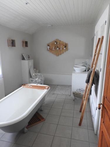 baño con bañera grande y lavamanos en Le Petit Couvent, en Musculdy